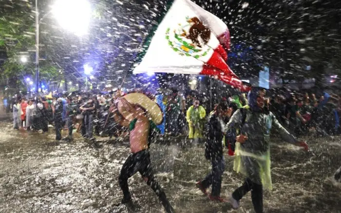 ¡Como patos! Más de 800 mil aficionados celebran bajo la intensa lluvia el triunfo de la Selección