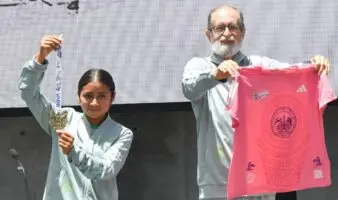 Presentan playeras y medallas del Medio y Maratón de la CDMX 2026