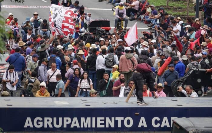 CNTE toma calzada de Tlalpan y paraliza el Tren Ligero a Xochimilco; Brugada suspende 2 actos públicos