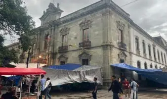 En la víspera del mundial, CNTE bloquea aeropuerto, terminal de Pemex y caseta de peaje en Oaxaca