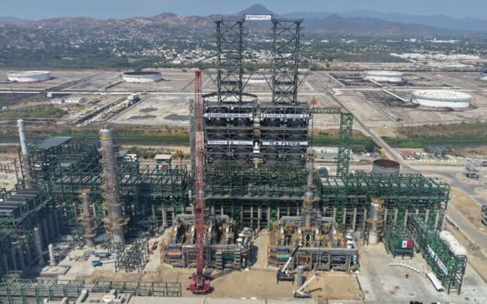 Flamazo deja tres trabajadores lesionados en refinería de Pemex