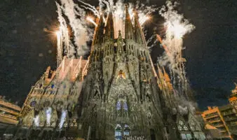 El papa bendice la Torre de Jesús de la Sagrada Familia en una espectacular celebración