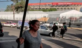 Viven a las puertas del Estadio Azteca, pero al margen del Mundial