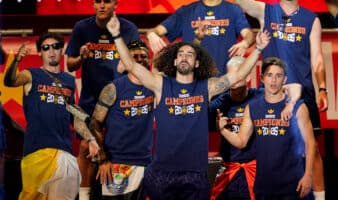 Cucurella cumple su promesa y se tatúa a Luis de la Fuente