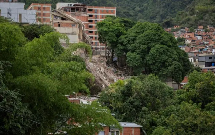 Aulas de un colegio vacío se desploman en Caracas a 9 días del doble terremoto