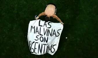 Reino Unido exige investigación por pancarta argentina