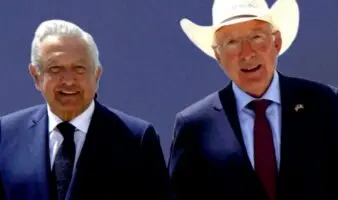 Ken Salazar dice que nunca tuvo evidencia de ligas de AMLO con el narco