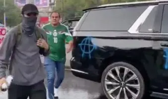 Cuauhtémoc Blanco es increpado; manifestantes le gritan 'asesino' y pintan su camioneta