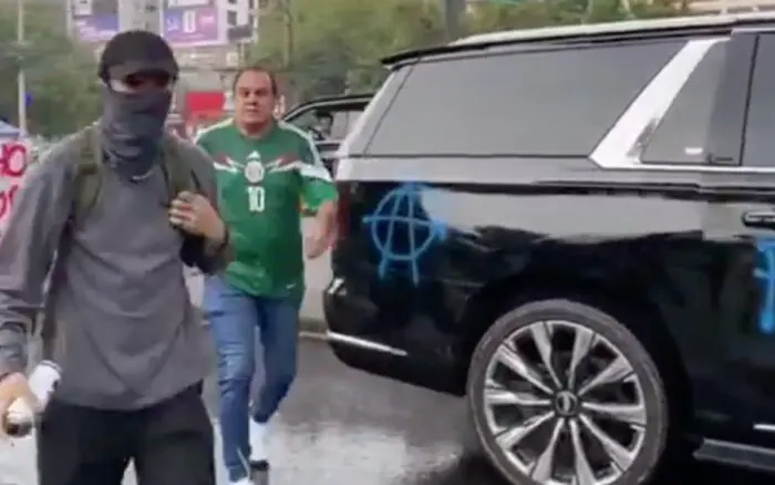 Cuauhtémoc Blanco es increpado; manifestantes le gritan 'asesino' y pintan su camioneta