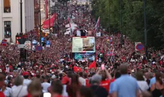 ¡Remada masiva!: Selección noruega recibe una bienvenida de héroes en Oslo