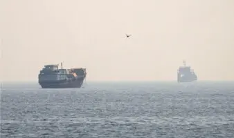 Irán dice que cerró el estrecho de Ormuz y lanza una nueva ola de ataques en la región
