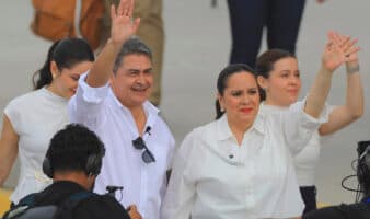 Juan Orlando Hernández vuelve a Honduras tras indulto de Trump; enfrentará proceso judicial