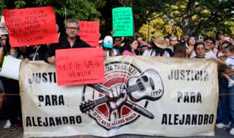 Familiares de Alejandro Leyva exigen justicia durante desfile de la Guelaguetza