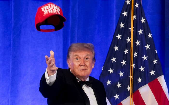 Trump se coloca una gorra '2028' y vuelve a hablar de un nuevo mandato
