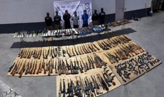 Interceptan en Nuevo León arsenal de 210 armas procedente de Texas para grupos criminales