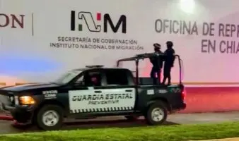 Migrantes denuncian extorsiones de 300 dólares en estación del INM de Chiapas