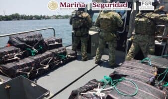 Marina halla 1.6 toneladas de cocaína flotando en aguas de Michoacán