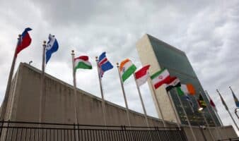Líderes mundiales piden en la ONU regular IA para niños y no repetir errores con redes sociales
