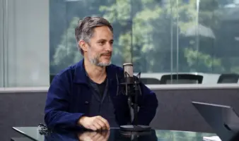Hombre al Agua' llega al cine con sátira sobre el poder: Gael García Bernal