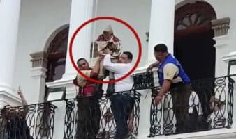 Niño recrea a Juan Escutia y salta desde un balcón en Ameca