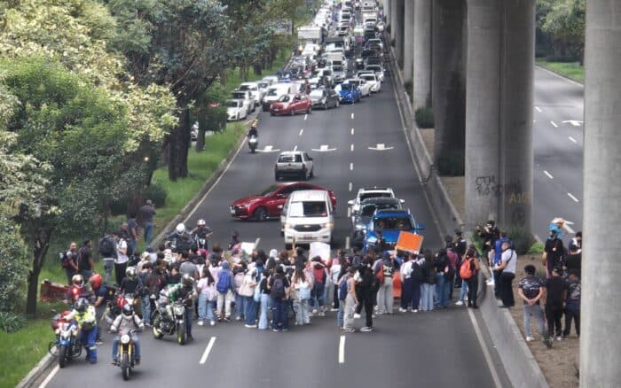 Estudiantes de la UPN cierran Periférico y causan caos en la zona sur de CDMX