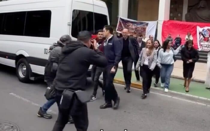 Trabajadores del IMSS echan a políticos panistas de protesta