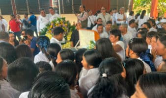 Entre flores y un último pase de lista, despiden a profesor asesinado en Oaxaca