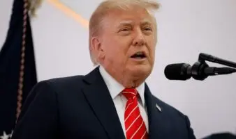 Trump dice que no atacará Irán antes de las elecciones y confirma conversaciones 'productivas'