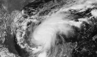 'Isaías' se intensifica a huracán categoría 1 y tormenta Simón mantiene lluvias intensas en el Pacífico