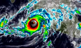 Activan alerta roja por huracán Simón; se mantiene como categoría 4 cerca de Colima y Jalisco