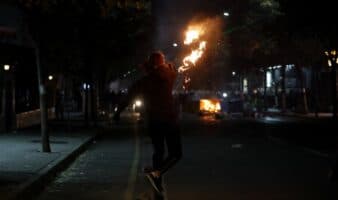 Jóvenes albaneses incendian el Tribunal de Apelación durante protestas