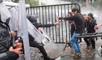 Lo mejor de Aristegui en Vivo: Denuncian represión y detenciones arbitrarias tras protesta en Guadalajara; Gobierno de Jalisco acusa 'grupo de choque' (12/10/2026)