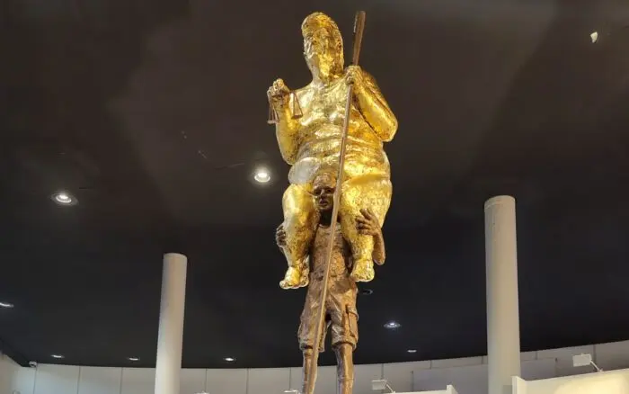 Trump dorado, desnudo y con un palo de golf sorprende al Parlamento Europeo