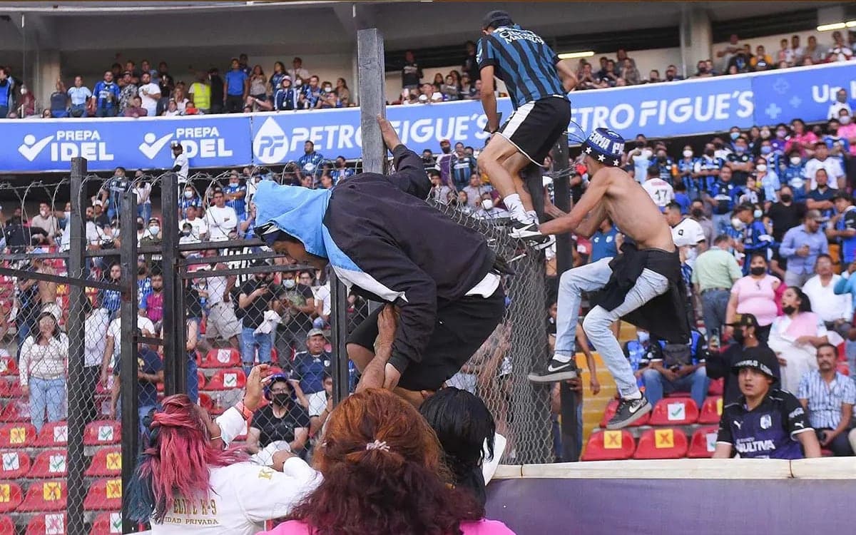 Por violencia en el estadio Corregidora, separan del cargo al director de la Policía de Por violencia en el estadio Corregidora, separan del cargo al director de la Policía de