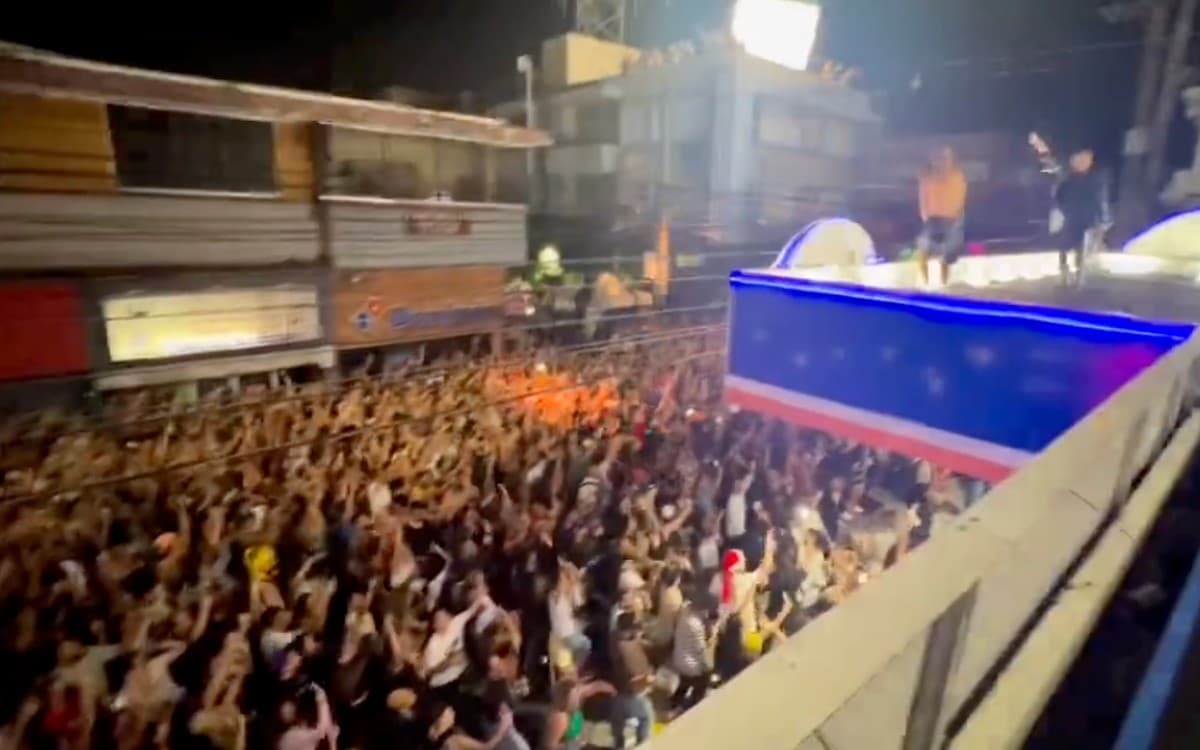 Bad Rabbit Puerto Rican Bad Bunny sorprende con concierto en techo de gasolinera en Puerto Rico ...
